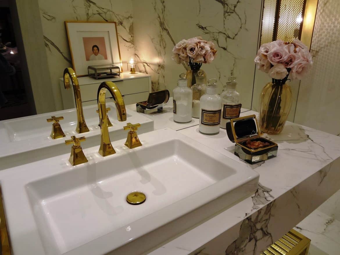 elegant sink and bath decor