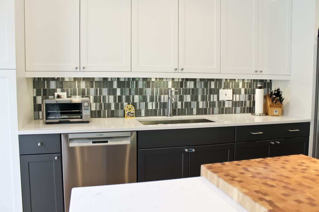 kitchen black and white irregular backsplash